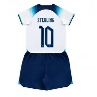 Koszulka piłkarska Anglia Raheem Sterling #10 Strój Domowy dla dzieci MŚ 2022 tanio Krótki Rękaw (+ Krótkie spodenki)